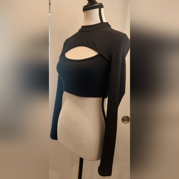 Chic Black Cut-Out Crop Top - Picture 3 of 6